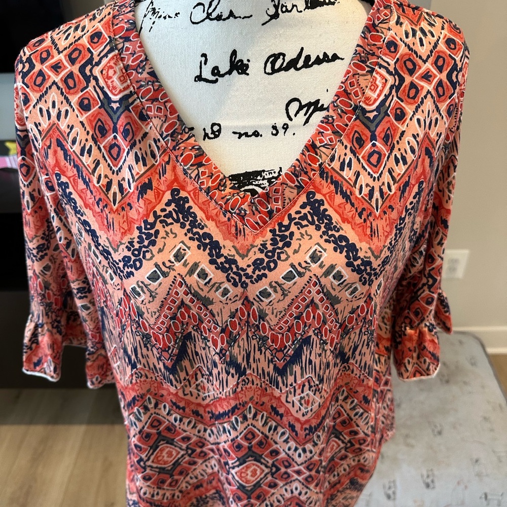 WOMEN'S V-NECK PRINTED TOP - Coral & Navy LARGE